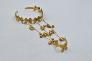 Bracelet de main papillon en laiton plaqué or Hathphool, bijou de poignet perlé floral pour femme, idéal pour les soirées - Product Image 6