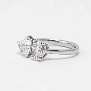 Anillo de Compromiso de Lujo en Oro Blanco de 14K con Diamantes Cultivados en Laboratorio de 2ct en Forma de Corazón y Ovalados en un Elegante y Moderno Diseño Bypass - Product Image 2