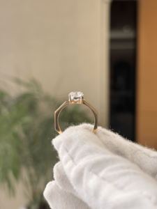 Anillo de compromiso solitario con diamante cultivado en laboratorio, banda octogonal geométrica de oro de 18 quilates para mujer, 2.749 gramos, joyería fina. - Product Image 5