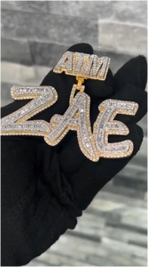 จี้เพชรทรงบาแกตต์ GRA มอยส์ซาไนต์ ชุบทอง 18k แบบกำหนดเองสำหรับแร็ปเปอร์  พร้อมจี้เงินแท้ 925 สำหรับงานปาร์ตี้  สำหรับทั้งชายและหญิง - Product Image 2