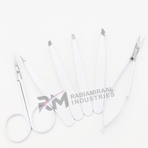 Pinzas para Cejas Clásicas Ligeras de Acero Inoxidable RMI May Top Ranking con Punta Inclinada Plateada y Recubrimiento en Polvo Blanco - Product Image 3