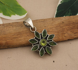 Collier pendentif vintage en péridot naturel, argent sterling 925 plaqué platine, véritable pierre précieuse verte, charme pierre de naissance d'août - Product Image 1