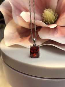 Collier rectangulaire en grenat Mia, argent sterling, pierre de naissance de janvier, pendentif en grenat, cadeau d'anniversaire pour femme - Product Image 3