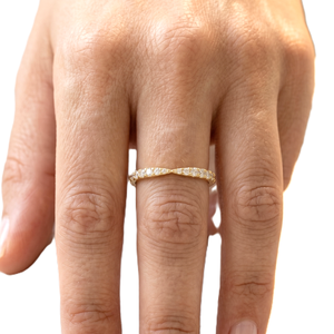Nouvelle bague de fiançailles classique et délicate en or massif 14 carats avec diamant de laboratoire rond, sertie pavé, style raffiné et durable - Product Image 5