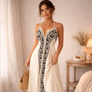 Elegante Vestido Maxi Bohemio Color Crema con Estampado Étnico Negro, Cuello Halter, Vestido de Verano Fluido, Línea A, Vestido Largo de Playa para Mujer - Product Image 1