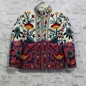 Veste noire brodée, style bohème, faite à la main, avec motifs floraux Suzani, cadeau unique pour elle. - Product Image 1