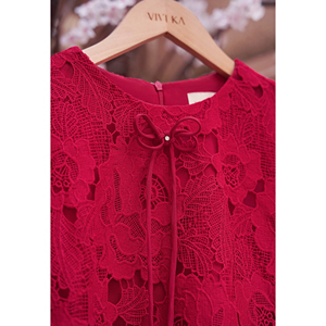 Blusa Corta de Encaje Floral Rojo para Mujer, Cuello Redondo, Manga Corta, Dobladillo Festoneado, Diseño Personalizado VELA, ODM OEM - Product Image 6