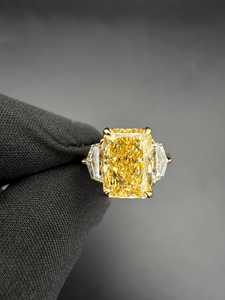 Bague de luxe à trois pierres en diamant jaune vif taille radiant 3,01 carats, cultivé en laboratoire, avec or massif 18 carats, certifié IGI, pour mariée et mariage - Product Image 1