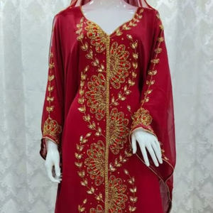 ชุดเดรสยาวแบบโมร็อกโกสุดหรูหรา สีแดงเข้ม ปักลายดอกไม้สีทองด้วยมือ ผ้ากำมะหยี่ผสมชีฟอง ยาวกรอมพื้น - Product Image 1