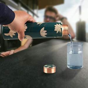 Bouteille d'eau en cuivre à motif tribal blanc, design héritage imprimé, anti-fuite, réutilisable pour l'hydratation quotidienne, la maison, le bureau et les voyages - Product Image 3