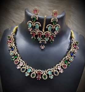 Nouvel Arrivage – Parure Collier et Boucles d'Oreilles Ajustables en Laiton Plaqué Or avec Pierre AD, Style Tendance, Mang Tika, Idéale pour Mariage, Fiançailles, Anniversaire, Cadeau - Product Image 1