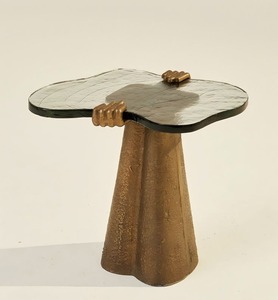 Table basse sculpturale minimaliste postmoderne faite à la main, plateau en pierre noire, base en métal doré, table d'appoint organique - Product Image 6