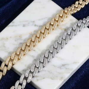 Collier Hip Hop Iced Out, chaîne cubaine de 18 mm de large, bijoux pour hommes, disponible à la vente - Product Image 2