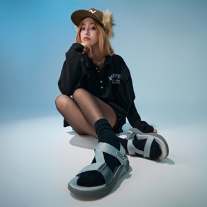 Sandalias Unisex Grises con Punta Abierta, Estilo Casual, Cierre de Velcro, Tiras Cruzadas, Material Superior de Nailon - Product Image 1