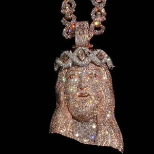 Cadena y Colgante Exclusivos de Oro Blanco de 14 Quilates con Diamantes de Moissanita Deslumbrantes que Elevan Tu Estilo de Moda - Product Image 1