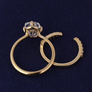 Ensemble de bagues de mariée en or 10 carats avec diamant de laboratoire taille coussin 4 carats, certifié IGI - Product Image 5