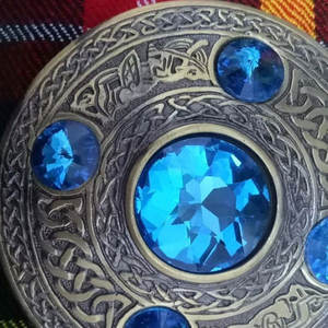 Broche celta antiguo de 4 pulgadas con diseño de kilt escocés y piedra azul cielo, el más vendido para vestidos de las Tierras Altas - Product Image 6