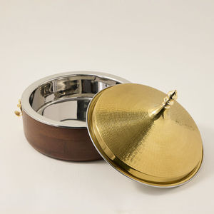 Plat de service de luxe en bois avec couvercle en laiton martelé, chauffe-plat isolé pour la restauration et la décoration de mariages - Product Image 2