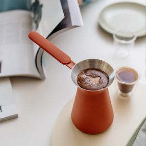 Cafetera Turca Roja Minimalista con Asa de Madera, Disponible a Precio de Fábrica Directo al por Mayor para Preparar y Servir Café - Product Image 1