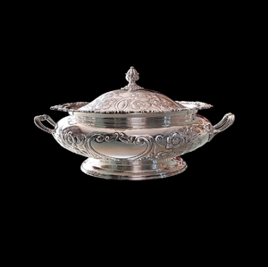 Elegante sopaera plateada con adorno de piña y ribete de cuentas. Un clásico mueble de comedor disponible a precios de mayorista. - Product Image 2