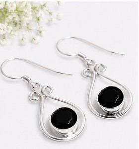 Pendientes colgantes de plata de ley con ónix negro, pendientes colgantes de plata 925 hechos a mano, pendientes redondos con piedras preciosas negras, regalo minimalista - Product Image 1