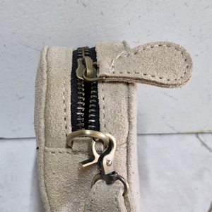 Monedero de Cuero Genuino 100% con Forma de Corazón Simple, Fabricante al por Mayor, Mini Bolsos de Mano con Correa para la Muñeca y Bolsillo con Cremallera para Mujer - Product Image 3