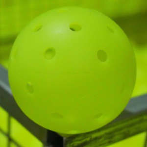 Balles de pickleball moulées en une seule pièce, 40 trous, 26g, approuvées USAPA, pour entraînement intérieur/extérieur, fourniture directe usine - Product Image 1