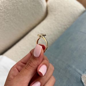 Anillo Solitario de Diamante Corte Cruzado Brillante de 2.01 Quilates en Oro Amarillo de 14K con Diamante Cultivado en Laboratorio, Regalo de Compromiso para Novia - Product Image 4