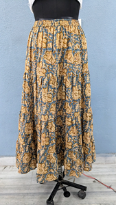 Jupe longue à volants élégante de style bohème, en coton respirant beige, motifs inspirés de la technique de la main sur tissu. - Product Image 5