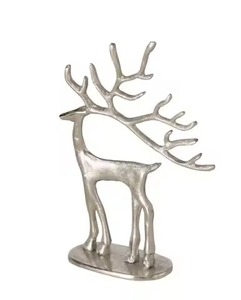 Escultura Moderna de Reno en Metal, Decoración Navideña para Espacios Contemporáneos - Product Image 4