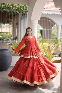 Proveedor de la colección de blusas tipo peplum y lehenga de algodón, las más populares de Bollywood, con atractivos detalles de Gota-Patti y encaje, completamente cosidas. - Product Image 4