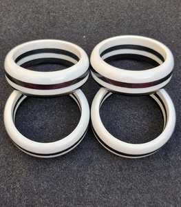 Ensemble de bracelets en résine faits à la main, forme ronde, rayures noires et blanches, finition brillante, technique de moulage, bijoux tendance - Product Image 4