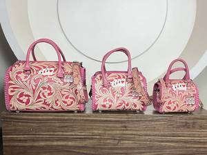 กระเป๋าเดินทางหนังแท้ลายดอกไม้สีชมพูสุดน่ารัก ดีไซน์ 777 พร้อมหูหิ้วและสายสะพายข้าง ขายดีมาก - Product Image 5