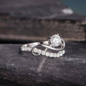 Anillo de Compromiso de Moissanita con Corte Brillante de 1.00 CT, Diseño Infinito, Engaste Pavé, Banda de Boda Curva Entrelazada, Plata 925, Moderno - Product Image 4