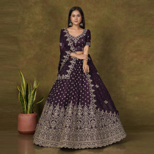 ชุดเลเฮนกาโชลีผ้าไหมเนื้อกรุบกรอบ พร้อมงานปักทั่วตัวอย่างละเอียด กระโปรงมีชายเสื้อประณีต จับคู่กับเสื้อท่อนบนที่เข้าชุดกัน และผ้าคลุมไหล่ที่พลิ้วไหว - Product Image 6