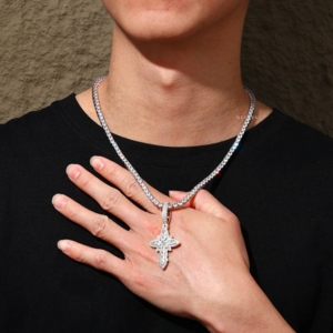 Pendentif Croix Florale Royale - Pendentif en Argent 925 avec Moissanite, Pendentif Croix Entièrement Sertie, Bijou Chrétien Fait Main - Product Image 1