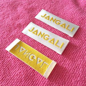 Étiquettes tissées satinées personnalisées TITAN TREAD WEAR avec logo de marque, pliage d'un côté, lavables, bords découpés au laser, fixation par couture pour vêtements - Product Image 1