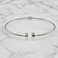 Bracelet ovale en or blanc plaqué or 18 carats de 54 mm |   Design minimaliste et courbé, élégance moderne pour les femmes, à porter au quotidien