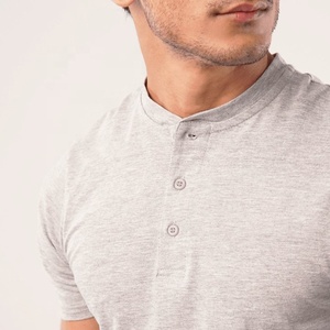 เสื้อยืดเฮนลีย์สีเทาสำหรับผู้ชาย แขนสั้น ผ้าฝ้าย 100% ทรงเข้ารูป คอตั้ง สไตล์ลำลอง สีพื้น ผ้าถัก ระบายอากาศได้ดี - Product Image 4