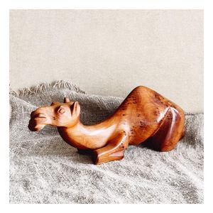 Élégante décoration de table en bois fait main en forme de chameau pour les intérieurs de villas de luxe et les thèmes de style traditionnel - Product Image 1