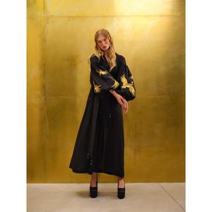 Robe longue noire en coton brodé pour femme, style bohème, col en V, manches ballon, broderie oiseau doré, taille à nouer - Product Image 1