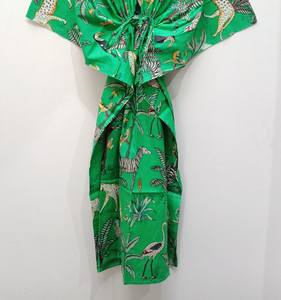 ชุดเดรสผ้าฝ้ายพิมพ์ลายดอกไม้สไตล์วินเทจสำหรับผู้หญิง คอวี แขนสามส่วน ลายป่า 100% ผ้าฝ้ายสีเขียว ยาวระดับเข่า ชุดคลุมชายหาด - Product Image 1