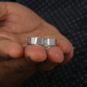 Anillo Solitario de Plata de Ley 925 para Hombre con Moissanita de Corte Esmeralda, Banda Ancha Pulida Minimalista, Anillo de Boda de Lujo - Product Image 2