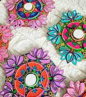 COLLECTION AARNA Porte-bougie Rangoli Art Déco Fait Main avec Fleurs Artificielles Décoration Métallique Écologique pour les Festivals Indiens