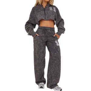 Conjunto deportivo personalizado de alta calidad en tela French Terry para mujer, con pantalones acampanados de pierna ancha y sudadera corta con cremallera. - Product Image 1