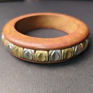 Exquisito Brazalete de Madera Multimetálico con Incrustaciones de Hojas Alternadas en Plata y Oro - Pulsera de Madera Decorativa de Primera Calidad Pulida a Mano - Product Image 5