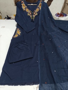 Conjunto de Kurti de algodón Dhabu premium con bordados en el cuello, bolsillos y mangas, con monedas y borlas adjuntas en el puño. - Product Image 5
