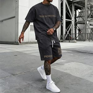 Conjunto de 2 Piezas para Hombre, Camiseta Oversize con Gráfico de Jesús Cristiano y Pantalones Cortos con Lavado Ácido, Atuendo Casual con la Frase 'Confía en el Señor' - Product Image 4