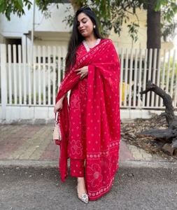 Kurta en viscose rayonne pour femme, imprimé, coupe droite, avec pantalon et dupatta - Product Image 1