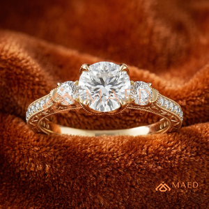 แหวนหมั้นทองคำ 14K/18K ทรงกลมประดับเพชรสามเม็ด พร้อมลายมิลเกรนและเพชรพาเว่ |   แหวนแต่งงานวินเทจสุดหรู - Product Image 1